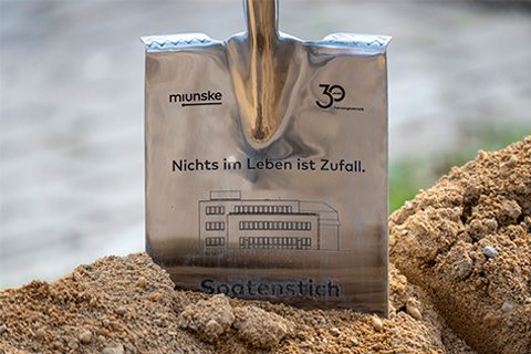 Spatenblatt graviert mit der Aufschrift Nichts im leben ist zufall anlässlich des Spatenstichs 2026 bei miunske